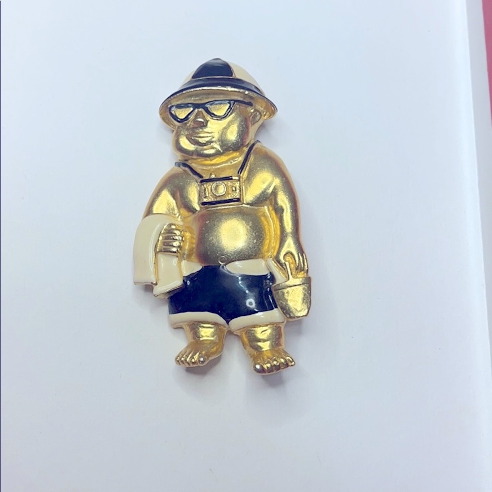 VINTAGE AJC FIGURAL”BEACH TOURIST” GOLD TONE BROOCH - Picture 7 of 8